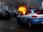 ultras polizia auto incendiata