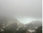 Una coltre di nebbia avvolge le montagne di Positano