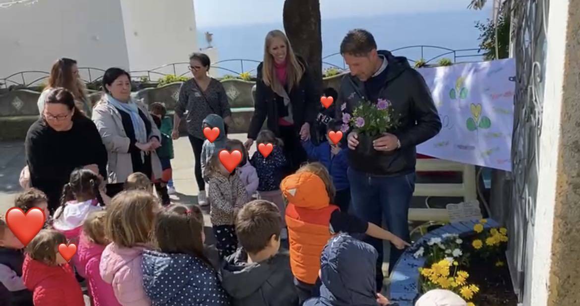 Giornata della terra a Positano, il sindaco Giuseppe Guida ospite dei bambini dell'Asilo Luigi Rossi