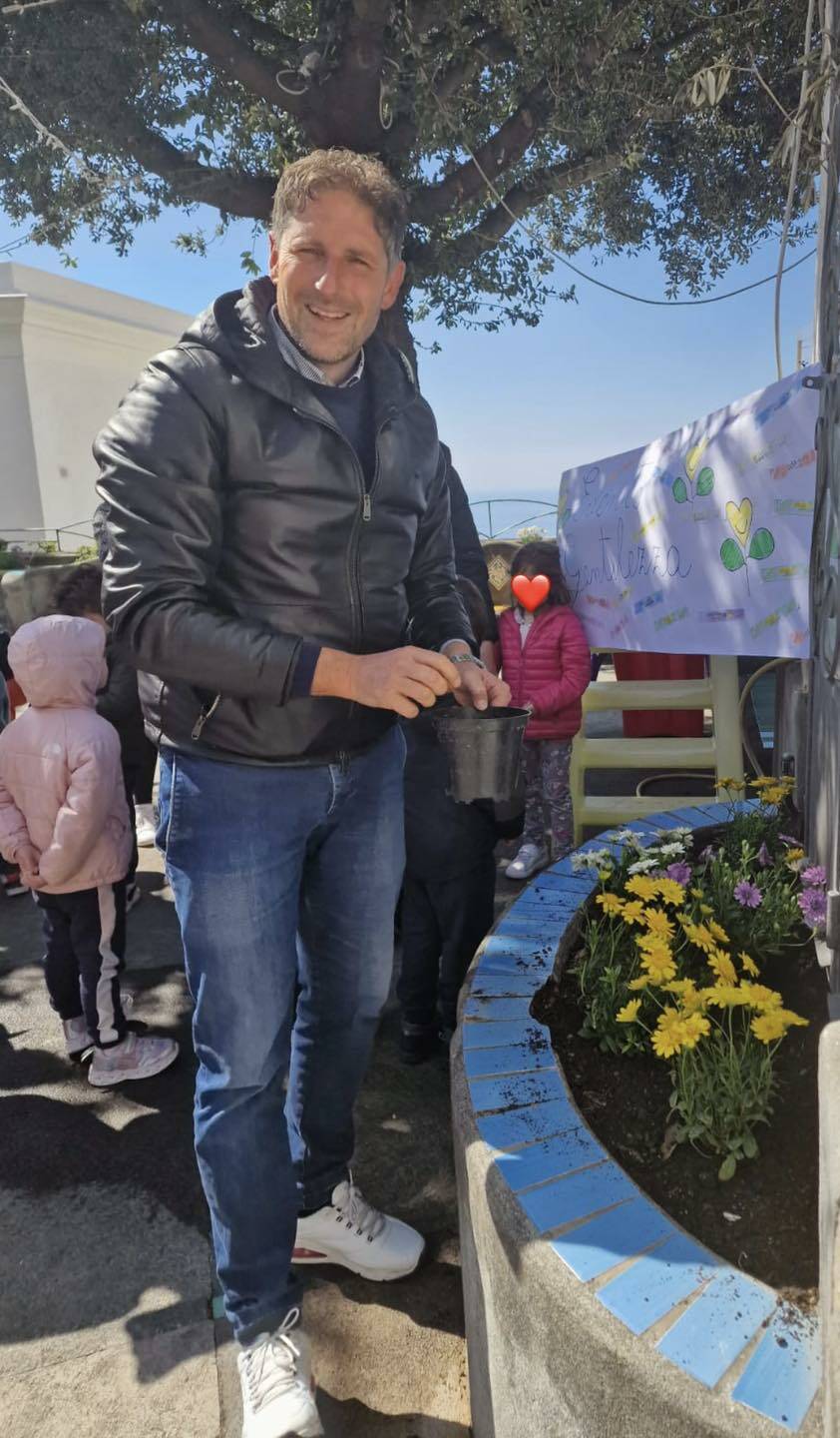 Giornata della terra a Positano, il sindaco Giuseppe Guida ospite dei bambini dell'Asilo Luigi Rossi