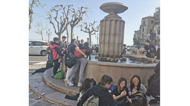 Minori, la Fontana dei Leoni si trasforma in un punto snack per i più giovani