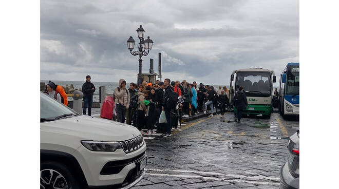 Amalfi, autobus della Sita diretti a Salerno strapieni. Molte persone lasciate a terra sotto la pioggia