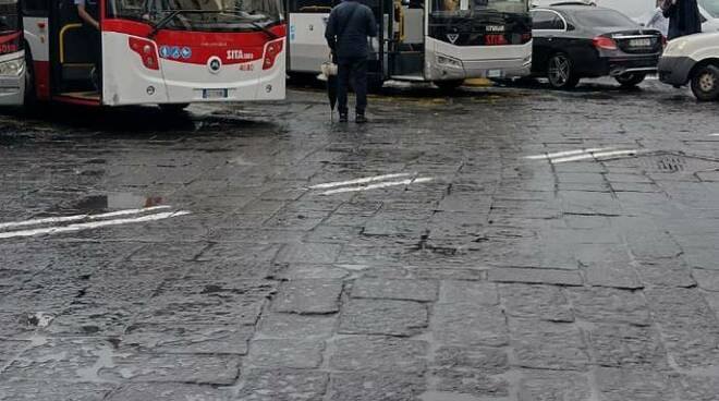 Amalfi, autobus della Sita diretti a Salerno strapieni. Molte persone lasciate a terra sotto la pioggia