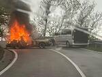 Auto prende fuoco a Ravello sul Valico