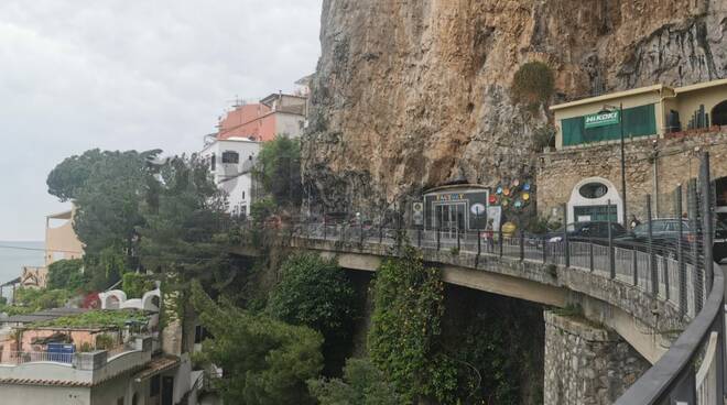 Positano, traffico paralizzato alla Sponda ed alla Chiesa Nuova