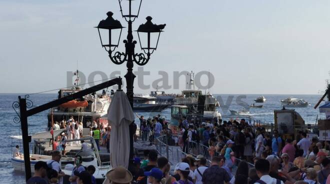 Positano, vie del mare prese d’assalto. Caos sul molo cittadino