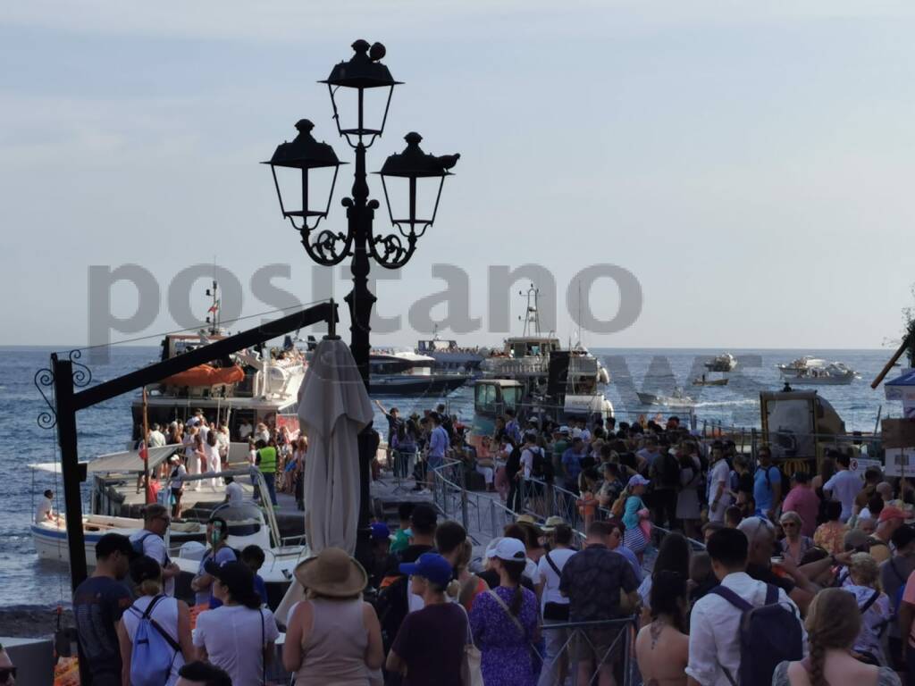 Positano, vie del mare prese d’assalto. Caos sul molo cittadino