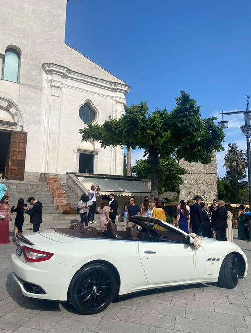 Ravello "terra di nessuno", auto parcheggiata in Piazza Duomo