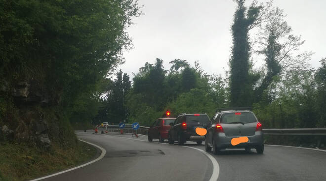 Sorrento, i miracoli del Giro d'Italia. Tornano i semafori sulla SS 145 rimossi solo per il passaggio della "corsa rosa"