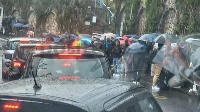 Sorrento. Traffico e disagi, file sotto la pioggia per bus prr Positano ed Amalfi, è normale? 