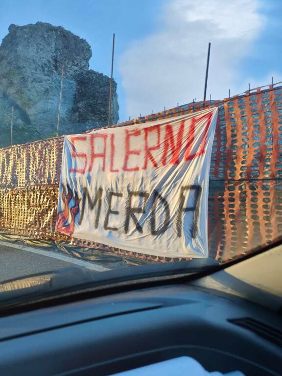 striscione offensivo salernitana