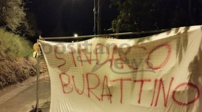 striscione protesta vico equense lavori 