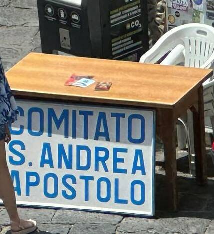 Amalfi tavolino offerte comitato sant'Andrea