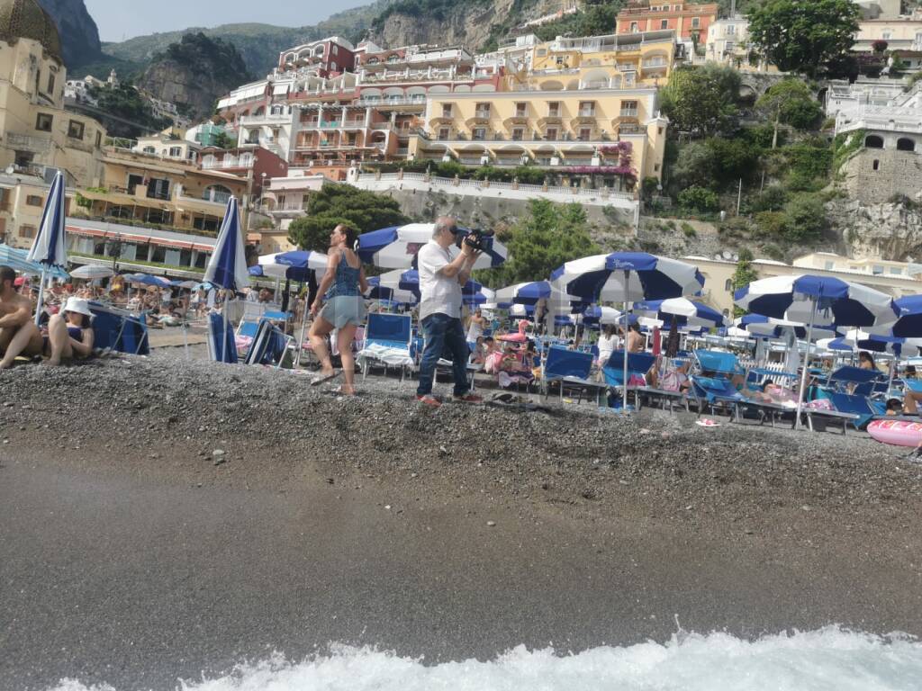 Le telecamere di Rai Tre a Positano, servizi sulla spiaggia e sulla sicurezza