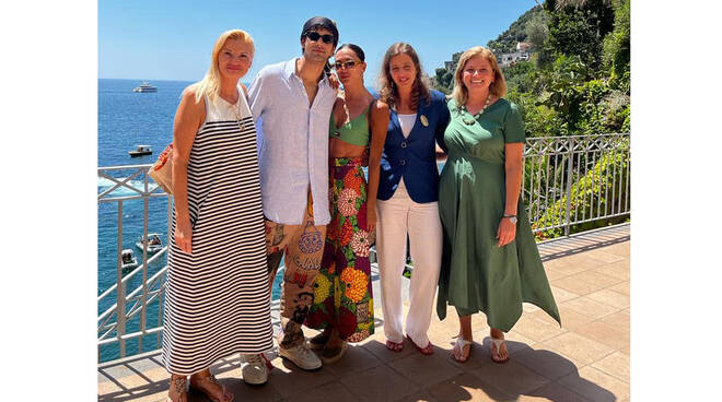 Massimiliano Caiazzo ed Elena D'Amario si rilassano nella splendida Ravello