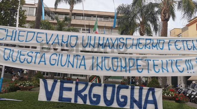 Piano di Sorrento striscione di protesta