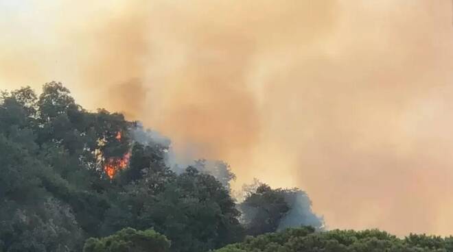 Amalfi, fiamme nella Valle dei Mulini a ridosso delle abitazioni