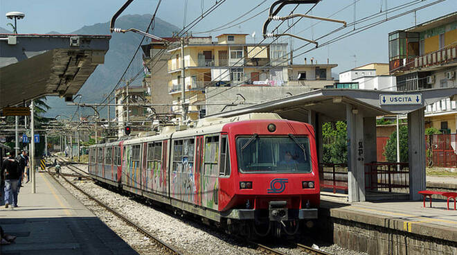 Circumvesuviana, principio di incendio a bordo del treno direttissimo per Sorrento