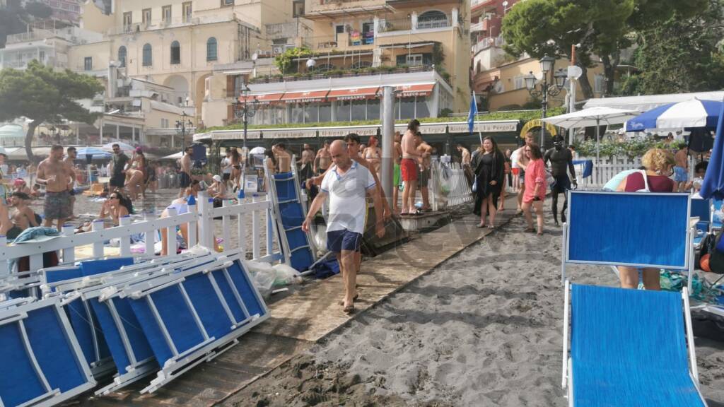 Forte mareggiata si abbatte su Positano