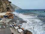 Forte mareggiata si abbatte su Positano