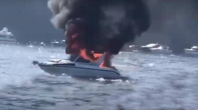 Massa Lubrense, motoscafo in fiamme nelle acque di Nerano