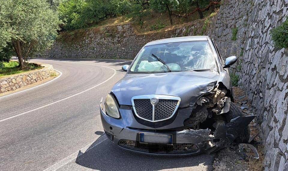 Piano di Sorrento, massima attenzione al "girone" per un'auto uscita fuori strada e ferma in curva