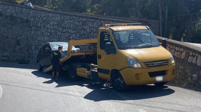 Piano di Sorrento, rimossa l'auto incidentata ferma in una curva del "girone" da diversi giorni