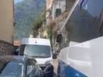 Traffico bloccato a Positano sotto il sole rovente 