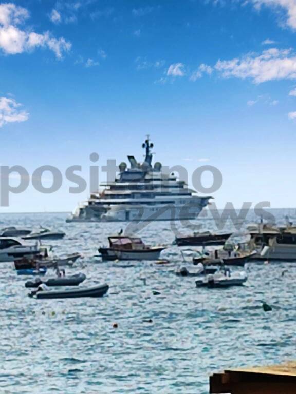 E' ritornato in rada a Positano Opera la nave dello sceicco Abdullah bin Zayed