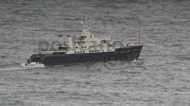 Lo Yacht Bleu de Nimes in navigazione con mare mosso al largo di Positano