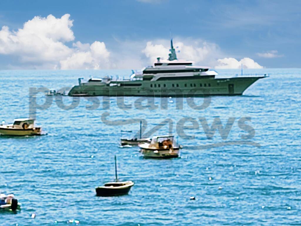 Megayacht Victorius a Positano