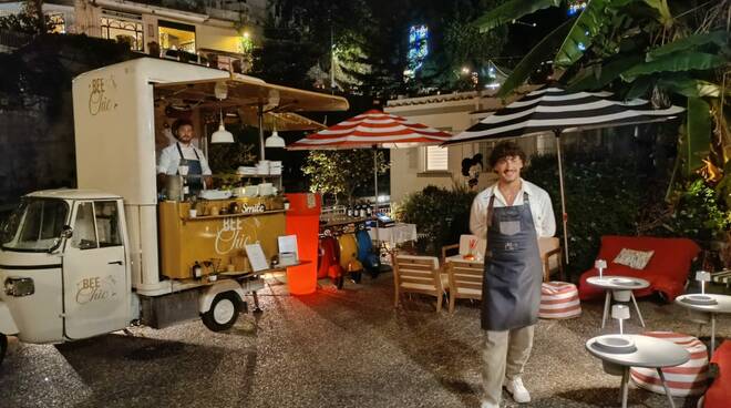 Positano, "Bee Chic" al ristorante "Mele". Il gusto in un'Ape 50 