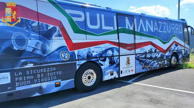 pullman azzurro della Polizia Stradale