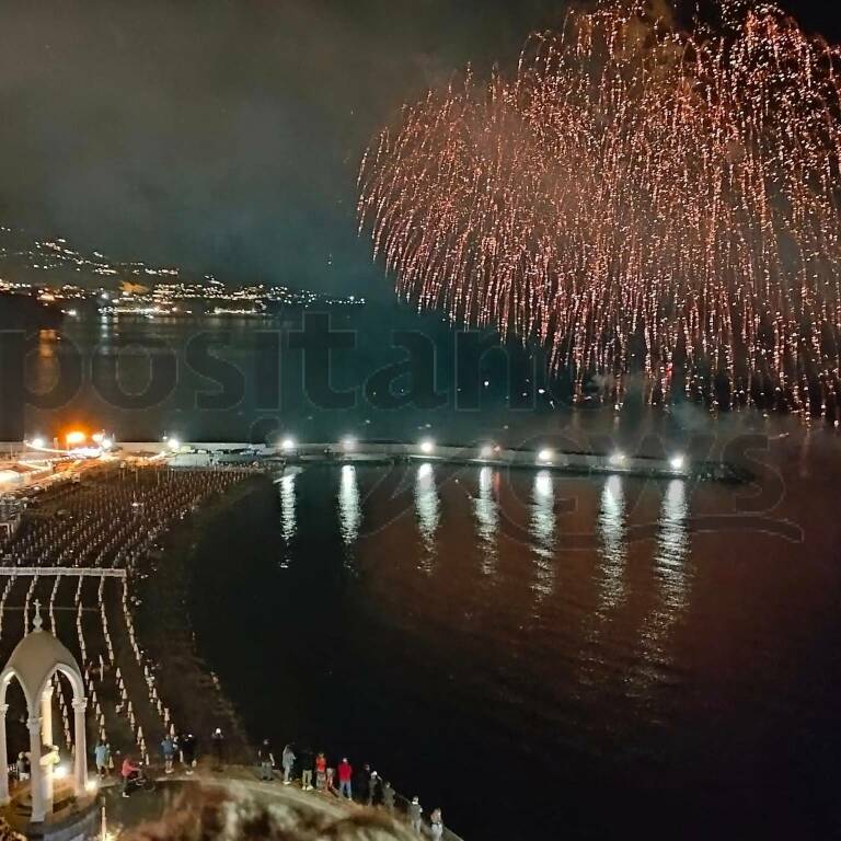 Fuochi d'artificio meta mare in festa