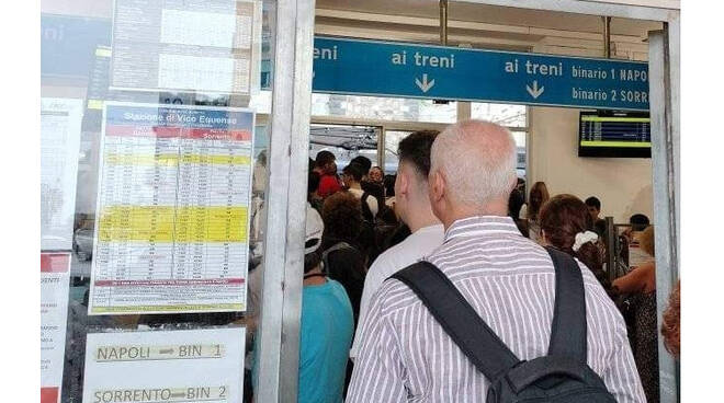 Vico Equense, disagi alla Circumvesuviana per il sovraffollamento dei treni. Il sindaco attiva il Comando di Polizia Municipale