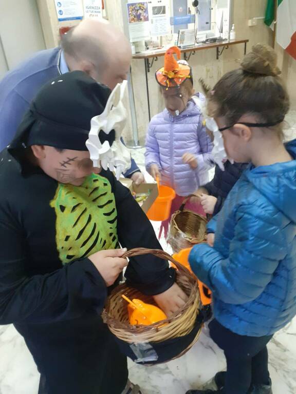 Halloween a Piano di Sorrento, anche ai servizi demografici del Comune le caramelle per i bambini 