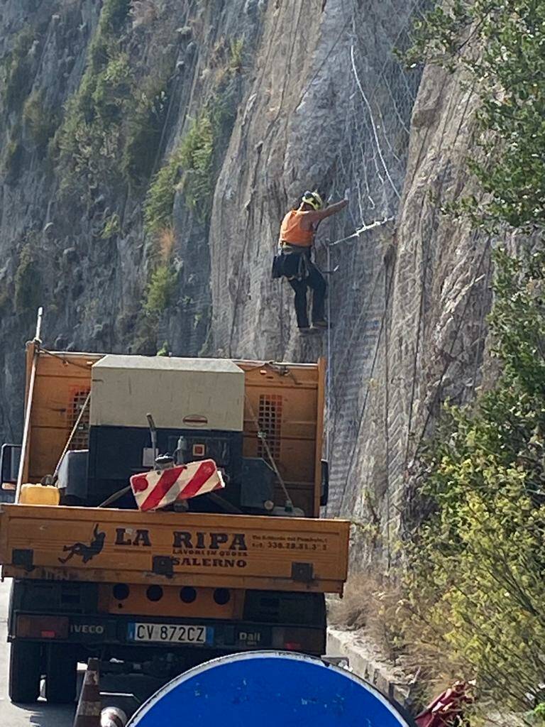 Lavori al costone di Castiglione di Ravello ecco i rocciatori in azione