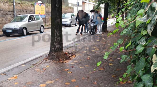 Piano di Sorrento, l'asfalto scivoloso in Via Carlo Amalfi provoca la caduta di diversi motocicli