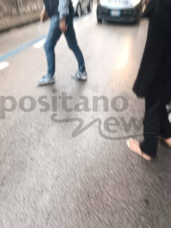 Piano di Sorrento, l'asfalto scivoloso in Via Carlo Amalfi provoca la caduta di diversi motocicli
