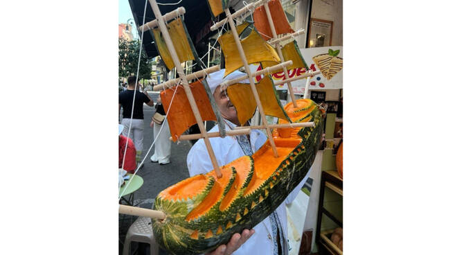 Sorrento, una zucca intagliata diventa uno splendido veliero grazie alla bravura del pasticciere Antonio Cafiero