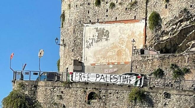 striscione a maiori palestina