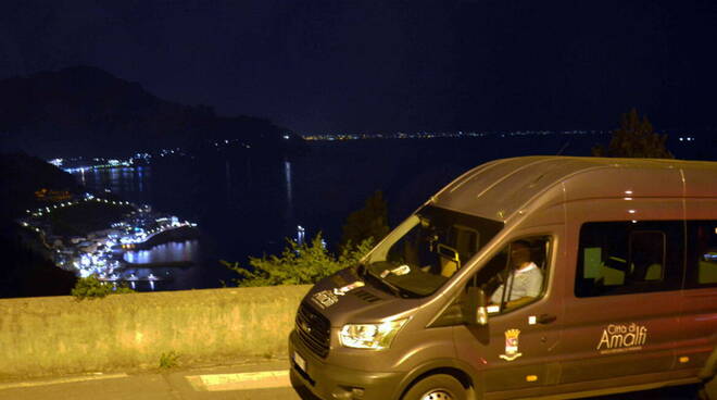 Amalfi prorogato il servizio di mini bus notturno per le frazioni