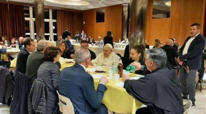 PAPA FRANCESCO CENA CON PIZZA MARGHERITA - Foto tratta da avvenire.it