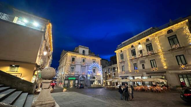 Le luci del Natale illuminano Amalfi