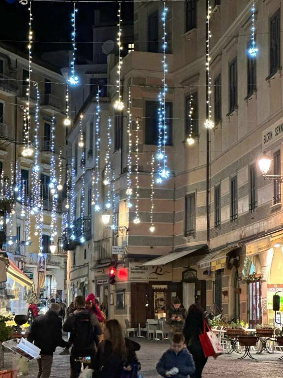 Le luci del Natale illuminano Amalfi