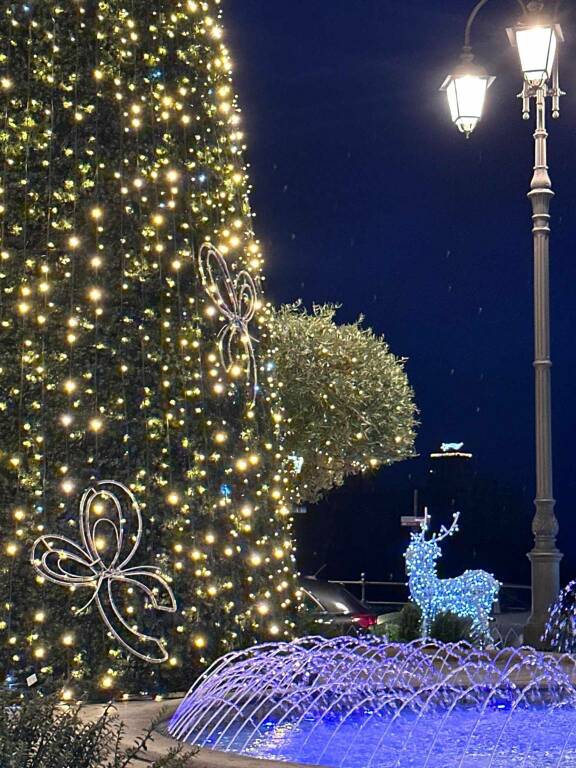 Le luci del Natale illuminano Amalfi