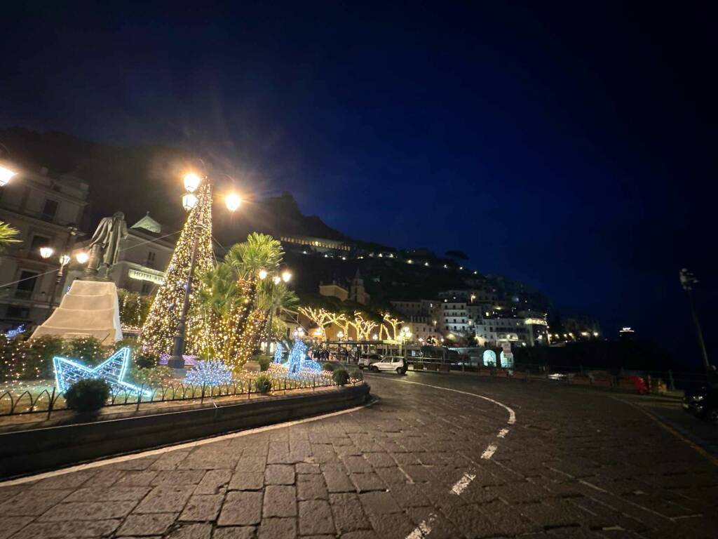 Le luci del Natale illuminano Amalfi