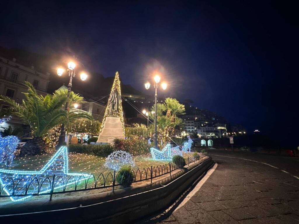 Le luci del Natale illuminano Amalfi