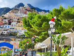 Positano si prepara al Natale, arrivano le prime luminarie sulla Spiaggia Grande