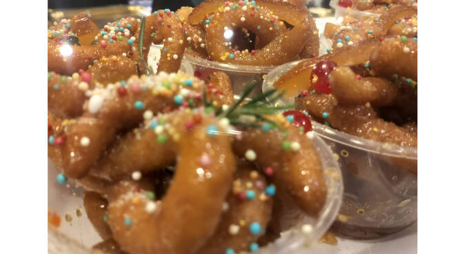 Meta, un Natale all'insegna della bontà e della tradizione con le zeppole del Bar Romano